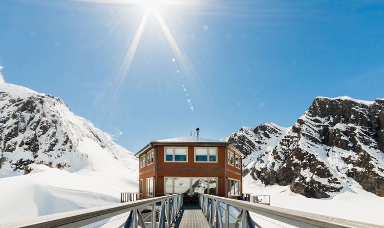 Sheldon Chalet offers adventure gear, glacier guides and helicopter sightseeing tours